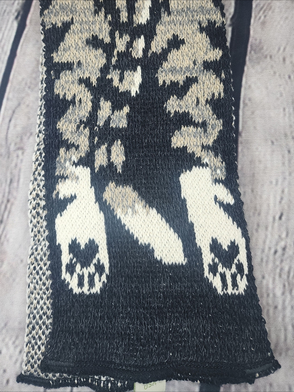 Hand-Knit Cat Pattern Scarf - Black & Cream - Picture 4 of 6